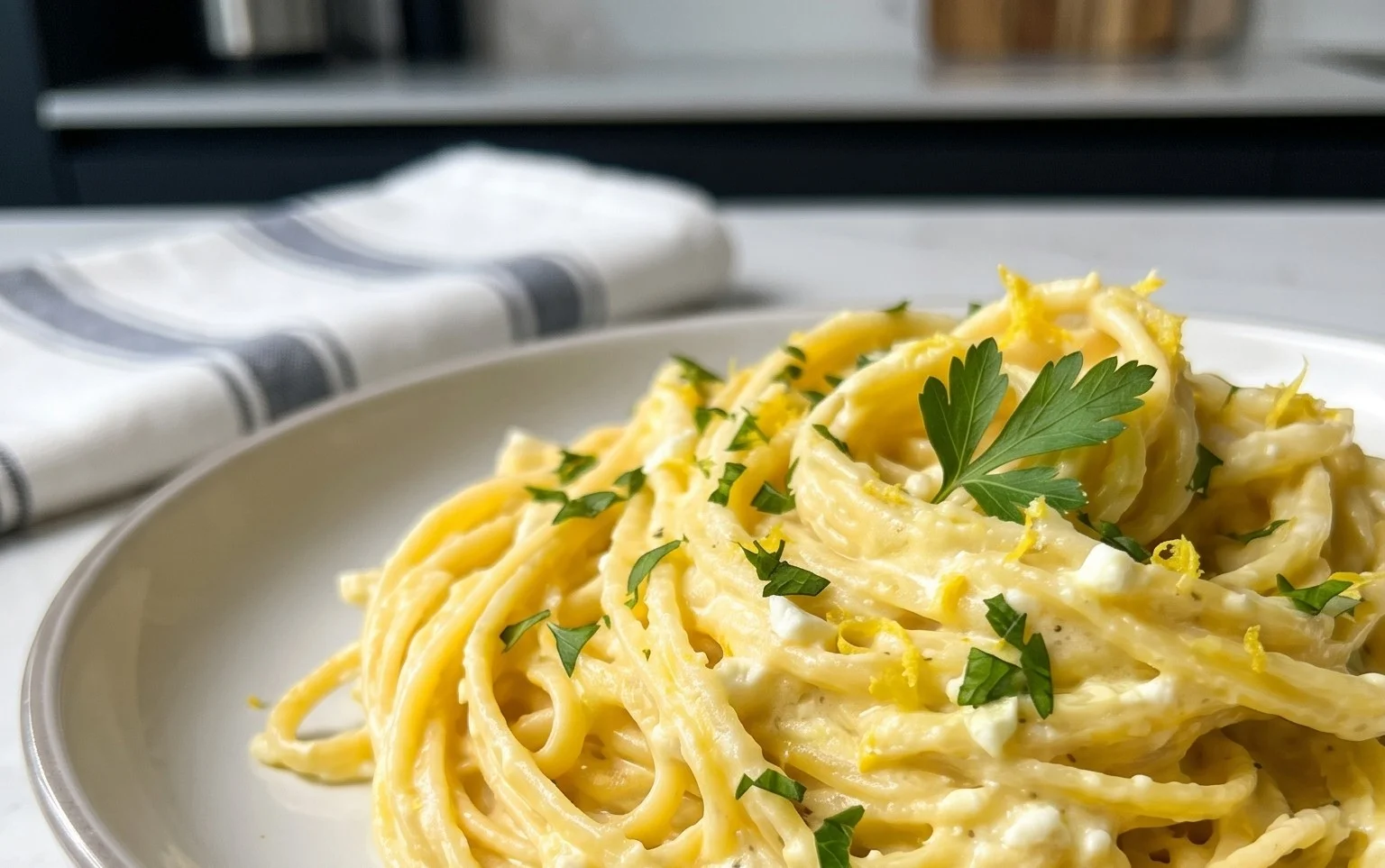 Cremige Zitronen-Feta-Pasta in 30 Minuten